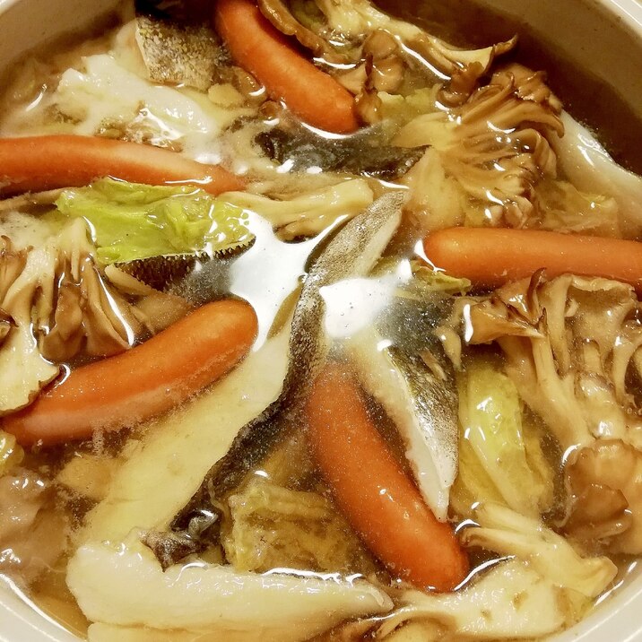 寄せ鍋 具材はー白菜と舞茸とウインナーとタラ